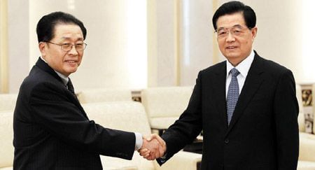 2012년 8월 베이징을 방문한 장성택 북한 노동당 행정부장이 후진타오(胡錦濤) 당시 중국 국가 주석을 만나 악수를 하고 있다. /조선일보 DB