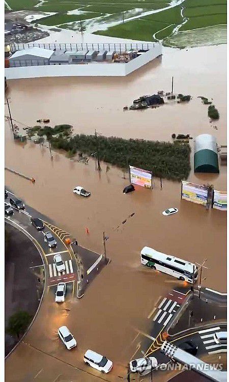 물에 잠긴 서산시내(서산=연합뉴스) 17일 오전 서산시 성연면 성연 삼거리가 물에 잠겨 있다. 밤사이 서산에서는 시간당 114.9mm의 폭우가 쏟아졌다. 이는 100년에 1번 발생할 수 있는 강우량이라고 기상청은 설명했다. 2025.7.17 [독자제공, 재판매 및 DB 금지]