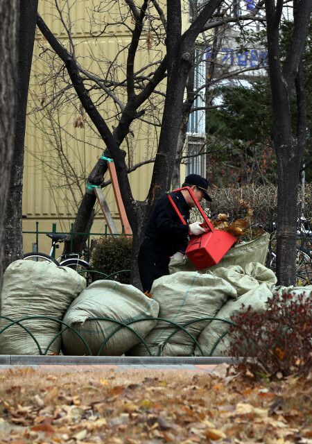 한 아파트 경비노동자가 일하는 모습. 한겨레 자료사진