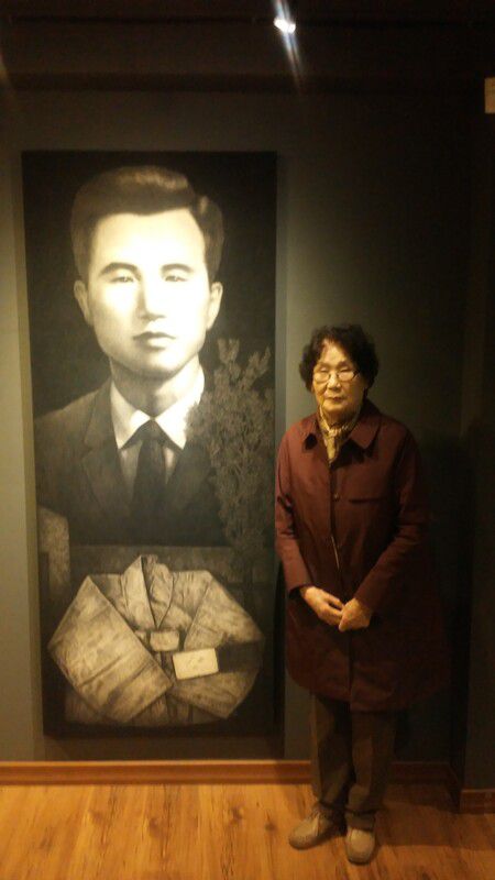 2015년 이한열 기념관 ‘보고싶은 얼굴’ 전에 걸린 이재삼 작가의 ‘비욘드(Beyond) 하재완\' 작품 앞에 선 고인. 이창훈 제공