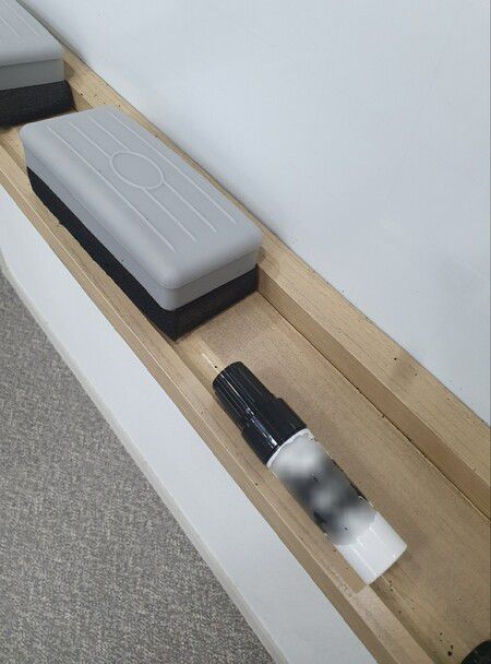 이 훈장이 수업할 때 쓰는 화이트보드와 마커, 그리고 지우개. 이 훈장 제공