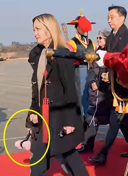 18일 서울공항을 통해 입국한 조르자 멜로니 이탈리아 총리가 딸 지네브라의 손을 잡고 전용기에서 내리고 있다. 딸의 모습은 안보이지만 딸이 들고 있는 블랙핑크 응원봉(노란 원)이 보인다.멜로니 총리 유튜브 갈무리