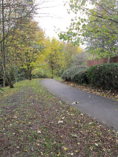 영국 웨스트요크셔주 웨이크필드의 한 오솔길. 프로스트는 시 ‘가지 않은 길’을 통해 선택하지 않은 길에 대한 아쉬움을 나타냈다. 하지만 니체는 사람마다 각자 가야 할 다양한 길이 있다고 봤다. 가지 않은 길에 대해 미련을 갖기보다는 과거의 수많은 길이 만나 지금의 내가 존재하게 됐다고 인식하는 것이 중요하다. 사진 출처 위키미디어