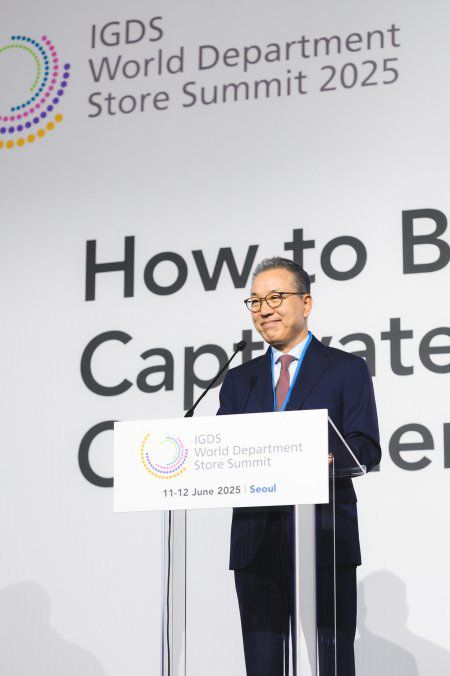 롯데백화점이 IGDS와 함께 공동 주최한 WDSS 2025의 개회사에 나선 정준호 롯데백화점 대표.
