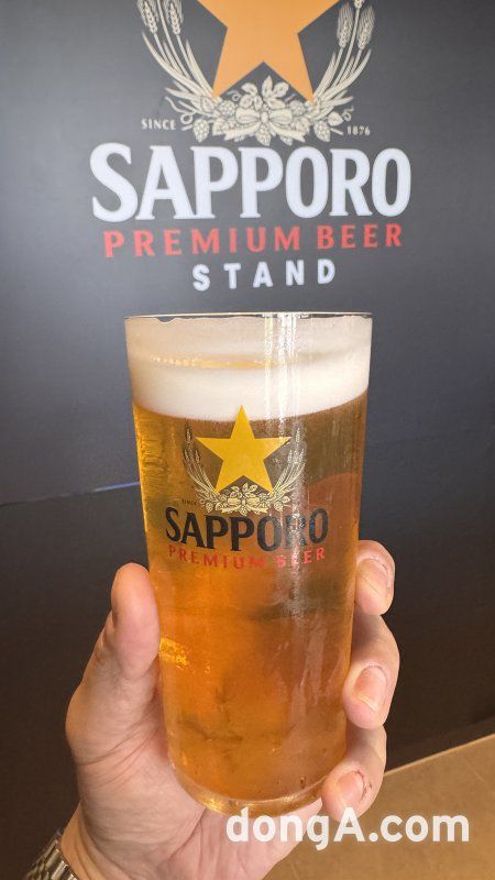 퍼펙트 푸어는 삿포로맥주의 품질 관리 원칙인 3C를 지켜 만들어진다. 미크론(μ) 단위의 크리미(Creamy)와 철저하게 세척된 맥주잔을 의미하는 클리어(Clear), 최적으로 시원한 온도를 의미하는 콜드(Cold) 등이다. 윤우열 기자 cloudancer@donga.com