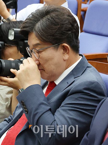 원내대표직 사퇴 의사를 표명한 권성동 국민의힘 원내대표가 9일 서울 여의도 국회에서 열린 의원총회에 참석하고 있다. 고이란 기자 photoeran@