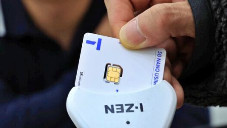 서울 시내 한 SK텔레콤 대리점에서 직원들이 유심 재설정을 시연하고 있다. [사진: SKT]