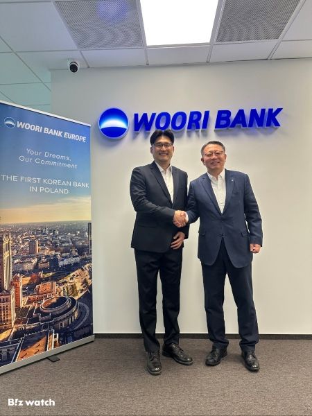 우리은행 정진완 은행장(오른쪽)이 지난 7일 폴란드지점에서 한국수자원공사 안정환 UKR재건추진단장과 미팅을 가진 뒤 악수를 나누고 있다./사진=우리은행