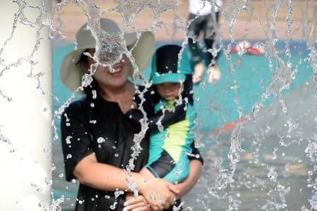 강원 양구 배꼽축제에서 더위를 식히는 관광객[사진=박종석 기자]