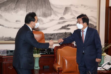 박병석(오른쪽) 국회의장이 28일 서울 여의도 국회 의장실에서 박홍근 더불어민주당 신임 원내대표의 예방을 받고 인사하고 있다. (사진=연합뉴스)