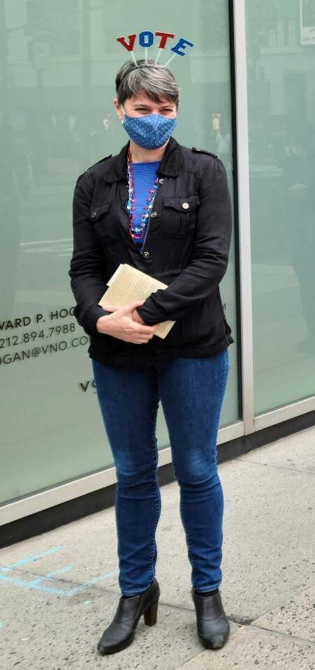 미 대선을 열흘 앞둔 24일(현지 시각)  뉴욕 맨해튼의 메디슨스퀘어가든 사전투표소에 '투표하라'는 머리띠를 하고 줄을 서있던 유권자. /뉴욕=정시행 특파원