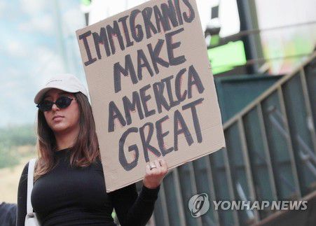 뉴욕 맨해튼 '노 킹스' 집회의 피켓 시위(뉴욕=연합뉴스) 이지헌 특파원 = 18일(현지시간) 미국 뉴욕 맨해튼에서 도널드 트럼프 미 대통령에 반대하는 '노 킹스' 시위에서 한 참가자가 피켓을 들고 있다. 2025.10.18 pan@yna.co.kr