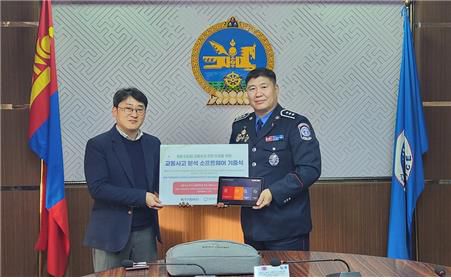 교통 사고조사 분석 장비 기증식김원기(왼쪽) 한국도로교통공단 차장이 몽골 교통경찰청에 디지털 교통 사고조사 분석 장비를 기증한 후 기념 촬영을 하고 있다. [한국도로교통공단 제공. 재판매 및 DB 금지]