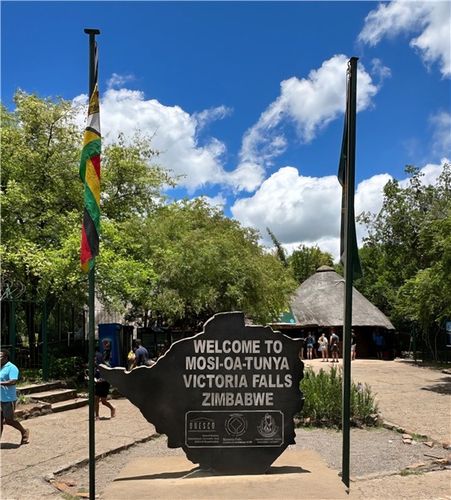 자연 중심 세계관을 담은 토착 지명(mosi-oa-tunya)과 식민지 당시 지어진 이름(Victoria Falls)을 병기한 짐바브웨 빅토리아 폭포 국립공원 입구의 표지석(2023년 12월 30일 필자 촬영)[이은별 제공. 재판매 및 DB 금지]