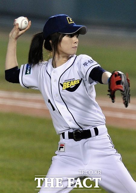 배우 홍수아는 멋진 투구 폼으로 시구의 새로운 장을 열었다는 평을 들었다. 2005년 두산 홈 경기에서 시구하고 있는 홍수아. /두산 베어스