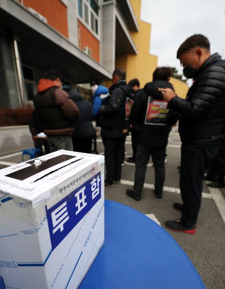 - 9일 오전 광주 광산구 진곡화물공영차고지에서 화물연대 광주본부 조합원들이 총파업 종료 및 현장 복귀 찬반투표에 참여하고 있다. 2022.12.9 연합뉴스