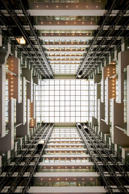 경기도 판교 HD현대 글로벌 R&D센터에 들어서면 4층부터 20층까지 뚫려있는 거대한 중정을 경험할 수 있다.(사진=HD현대)