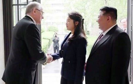 작년 5월 주북 러시아 대사관에서 열린 제2차 세계대전 승리 80주년 행사에 참석한 김정은·김주애 부녀를 맞이하는 마체고라 대사. /조선중앙통신