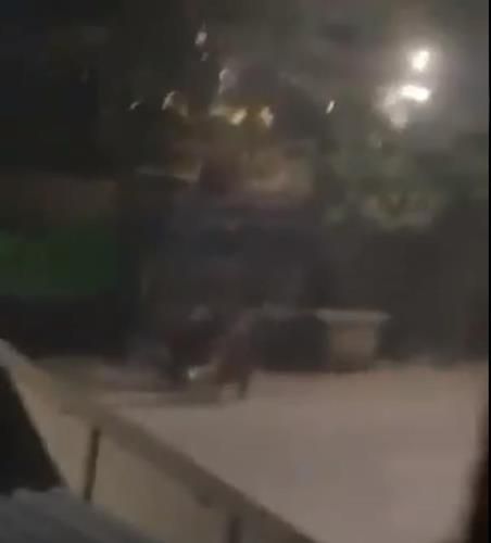 만달레이에서 군경이 시신을 옮기는 장면[SNS 캡처. 재판매 및 DB 금지]