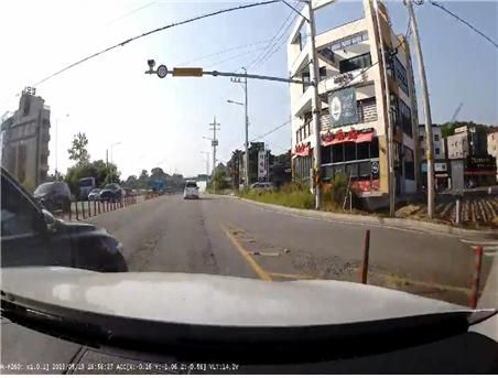 좌회전 후 우측으로 진로 변경하는 차 들이받는 A씨 차량[충남경찰청 제공. 재판매 및 DB 금지]