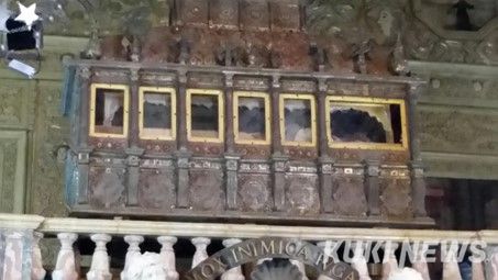 인도 고아 봉 지저스 대성당에 안치된 프란시스코 하비에르 성인의 얼굴이 크리스탈 관 사이로 보인다.