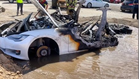 구덩이에 물을 채워넣고 테슬라 전기차에 붙은 불을 끄는 모습. / 새크라멘토 메트로 소방국