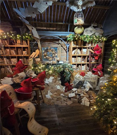 서울 여의도 더현대 5층 사운즈 포레스트 H빌리지의 편지 공방 내부./이태경 인턴 기자