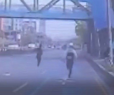 A 씨를 추격하는 수원서부경찰서 경비교통과 소속 조여훈 경사(34). (경기남부경찰청 제공. 재판매 및 DB 금지) 2025.6.13/뉴스1 /사진=뉴스1