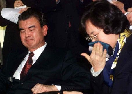 옷 로비 의혹 특검에 출석한 1999년 당시 김태정 전 법무장관 부부. [연합뉴스]