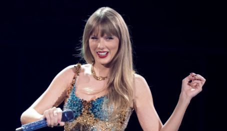 '에라스 투어' 텍사스 알링턴 공연 중의 테일러 스위프트. [사진=연합뉴스]