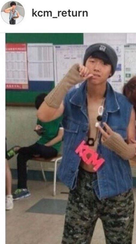 KCM의 팔토시 패션을 따라하는 게 한때 온라인에 '밈'으로 퍼졌다. KCM 인스타그램 캡처