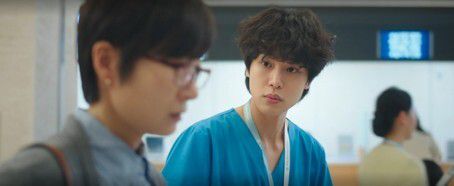 배우 강유석이 '아이유 동생'에서 '1년차 산부인과 의사'로 활약한다. tvN ‘언젠가는 슬기로울 전공의생활’ 방송 화면 캡처