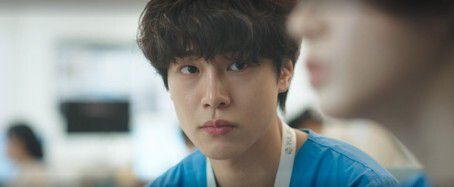 배우 강유석이 '아이유 동생'에서 '1년차 산부인과 의사'로 활약한다. tvN ‘언젠가는 슬기로울 전공의생활’ 방송 화면 캡처