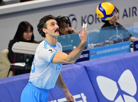 러셀 ‘강력한 서브’V리그 경기 현장