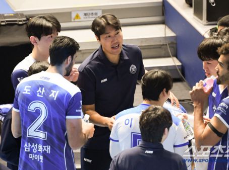 5세트 14-13 교체 대적중! 선두 잡은 기적의 리버스 스윕 승리…"3세트 잡으면 이길 수 있다고 생각"V리그 경기 현장