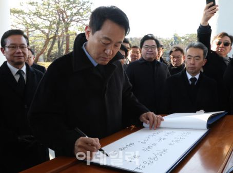 방명록 작성하는 오세훈 시장정치 현장 이모저모