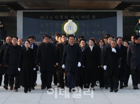 현충탑 참배 마친 더불어민주당정치 현장 이모저모