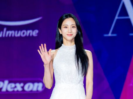 홍화연,'여신 미모 뽐내며 손인사'연예가 현장 포토