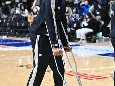 다리 부상 목발한 KCC 에르난데스OSEN 스포츠 사진