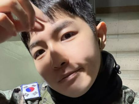 '워너원 출신' 김재환, 연말 딱 맞춰 전역…1년 6개월 만에 송중기 된 얼굴인'스타'그램 세상