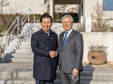 문재인 전 대통령 만난 정청래 대표사진으로 보는 문재인 대통령 행보