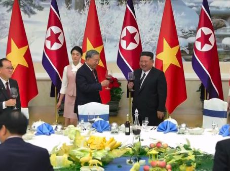 김정은, '재선' 베트남 서기장에 축전…"친선협조 확대발전"사진으로 보는 김정은 국무위원장 행보