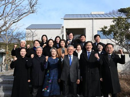 文 "지방선거서 극우내란 세력 심판 중요"…조국 "힘 모을 것"사진으로 보는 문재인 대통령 행보