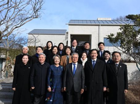 기념촬영하는 문 전 대통령과 조국 대표사진으로 보는 문재인 대통령 행보