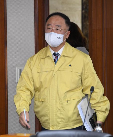 홍남기 부총리 겸 기획재정부 장관이 이달 20일 서울 여의도 한국수출입은행에서 열린 '제2차 한국판 뉴딜 관계장관회의 겸 제14차 비상경제 중앙대책본부 회의'를 주재하기 위해 입장하고 있다. /기재부 제공