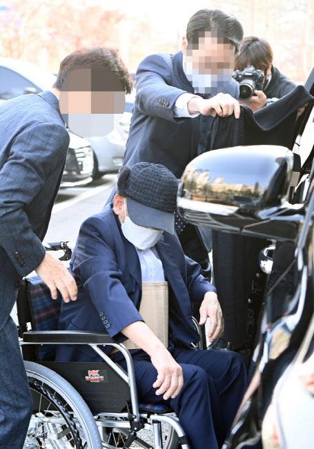 감염병예방법 위반 등 혐의로 구속기소됐다가 최근 건강 악화 등을 이유로 보석 석방된 신천지예수교 증거장막성전(신천지) 이만희 총회장이 지난 16일 오후 재판 출석을 위해 경기도 수원지방법원으로 이동하고 있다 (사진=연합뉴스)