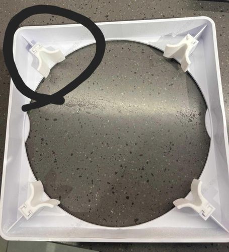 아이스크림 속에 빠진 고무 이물질사진의 동그라미 부분이 아이스크림 통을 고정하는 틀의 고무 부분이다. 직원이 실수로 고무를 아이스크림 통에 빠뜨렸다고 한다. [B사 제공]