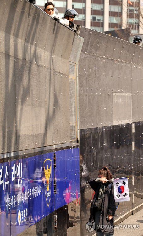 '통곡의 벽'(서울=연합뉴스) 이진욱 기자 = 4일 서울 종로구 헌법재판소 인근에서 윤석열 전 대통령 지지 집회 참가자가 심판 결과에 눈물을 흘리고 있다. 2025.4.4 cityboy@yna.co.kr