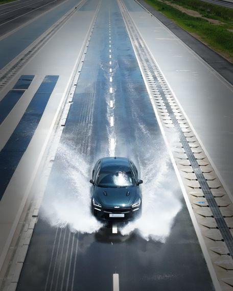 현대차그룹 드라이빙 익스피리언스 센터 제동 코스에서 젖은 노면을 주행하고 있다. 현대차그룹 제공