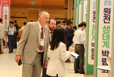 19일 서울 삼성동 코엑스에서 열린 ‘2023 원전 생태계 박람회’를 찾은 참석자들이 행사장 내 마련된 각 부스를 둘러보고 있다.(사진=한수원)